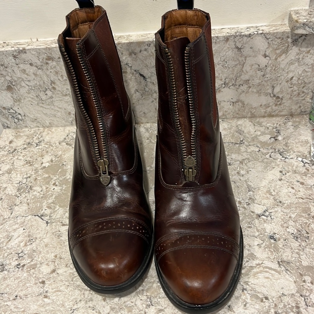 Ariat paddock boots size men’s 10. Brown